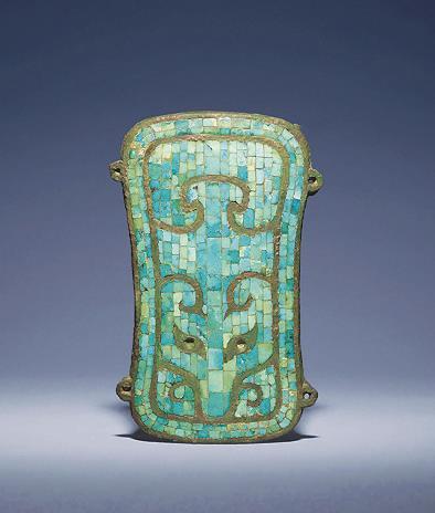 ▲河南偃师二里头遗址出土的绿松石镶嵌铜牌