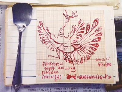 ▲刘敦愿的资料卡片和挖陶器用的小勺