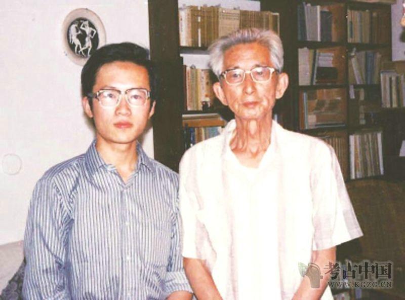 ▲ 1988年，与郑岩在家中合影