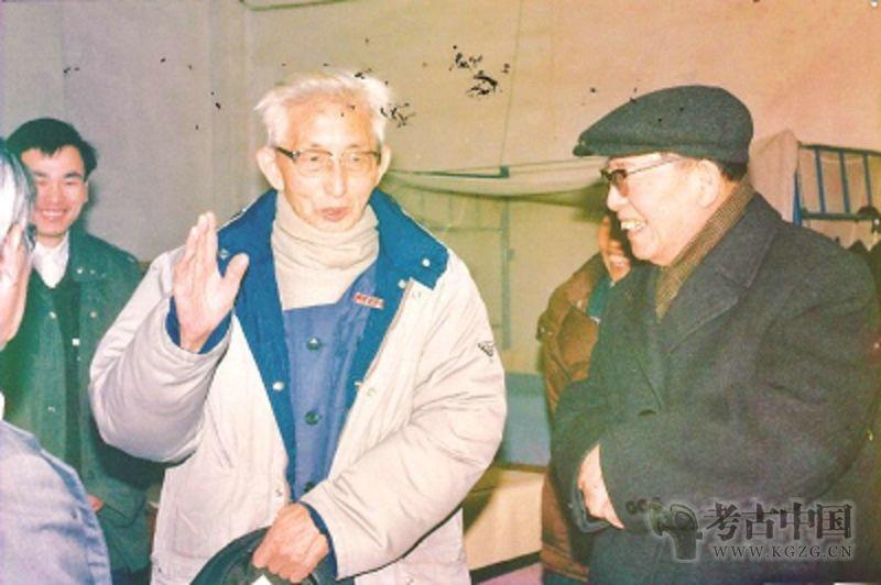 ▲ 1980年代，刘敦愿陪同黄景略（右）、宿白、徐苹芳、张忠培等一同参观山东大学考古专业文物室